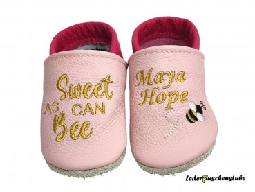 Lederpuschen rosa-pink rechts Spruch "Sweet as can Bee" in gold und links Namen gold mit Biene Fluglinie in schwarz-gold-weiß